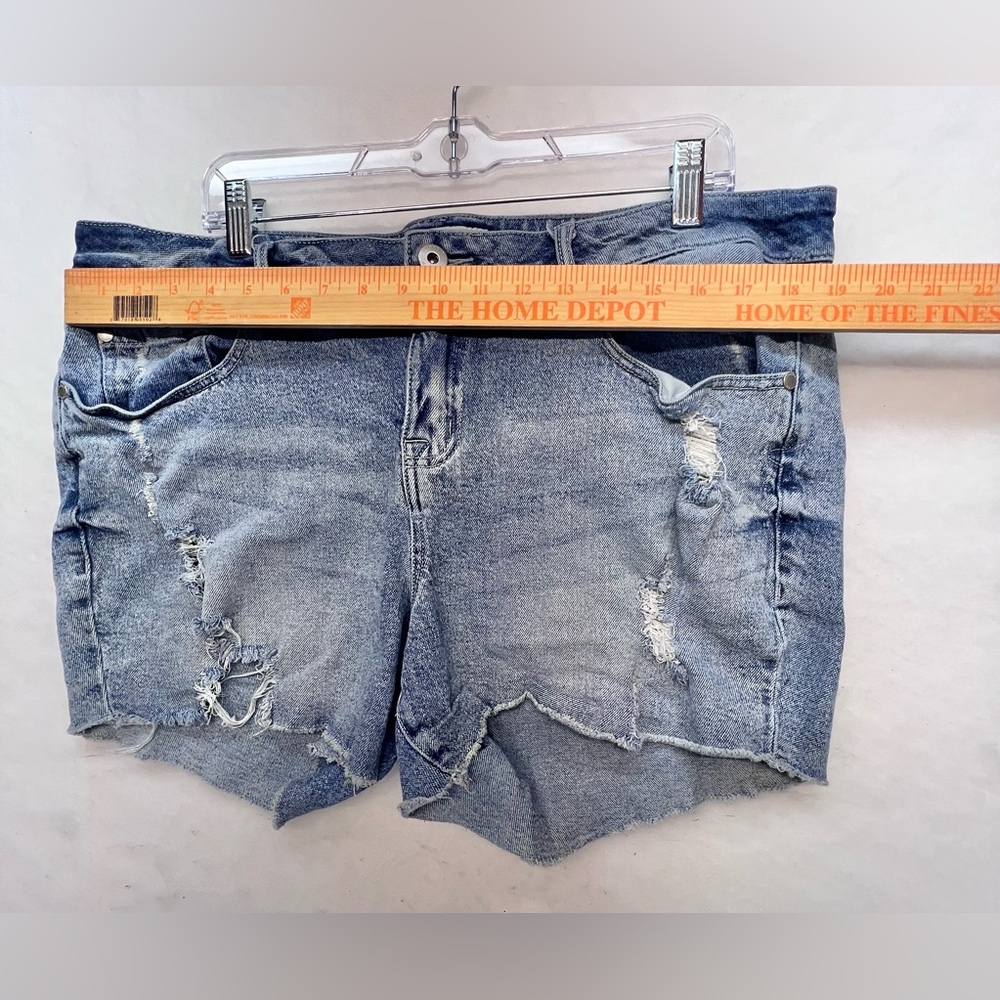 Torrid Denim Size 16 First at Fit Mid Rise Cut Off Distressed Light Wash Shorts - Picture 6 of 8